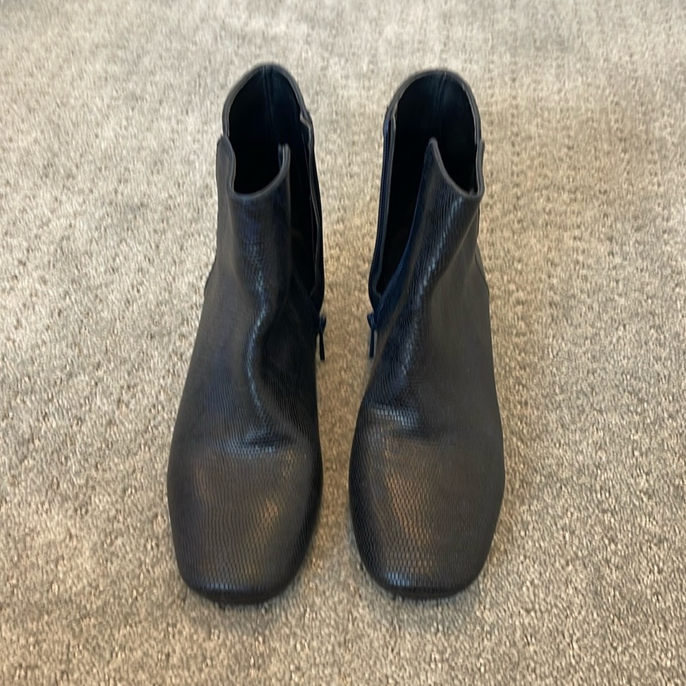 Donald Pliner Cyrus Bootie Size 9